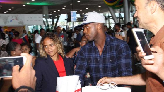 Jeux du Commonwealth : le petit ami de Roilya jette les deux bouquets offerts à l'unique médaillée mauricienne