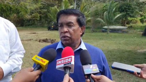 Marée noire : le Président Roopun à Rivière-des-Créoles