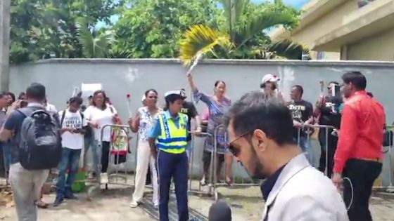 Des sympathisants de Bruneau Laurette avec des roses