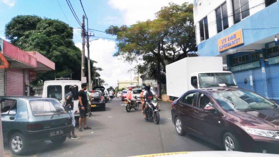 Route Ste-Anne, Rose-Hill : business as usual