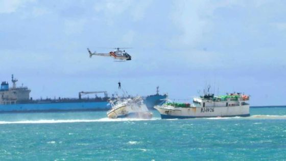 Bain-des-Dames : l'un des deux bateaux remorqué