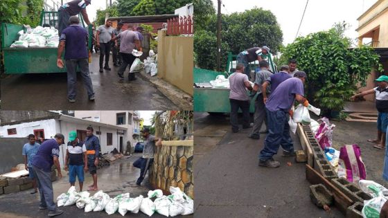 Des barrages avec des sacs de sable et des briques pour empêcher la pénétration d’eau dans la cour des habitants
