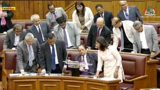 Débats budgétaires : SAJ, très ému, reçoit une standing ovation des députés MSM-ML