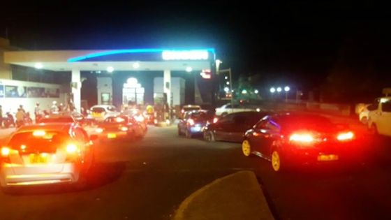 Des stations-service prises d'assaut par des automobilistes