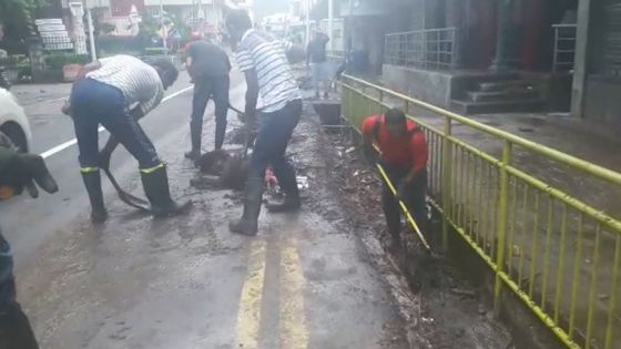 Pluies torrentielles : après les dégâts, le grand nettoyage à Port-Louis