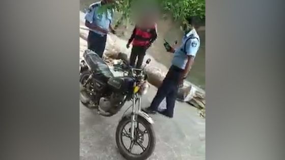 Zone rouge : Interpellé à Canal Anglais, un motocycliste : « Serzan, exkiz mwa, enn sel cou monn pass la »