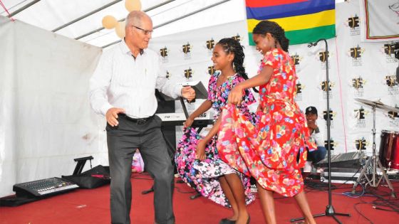 Séga tambour : Serge Clair exécute quelques pas de danse