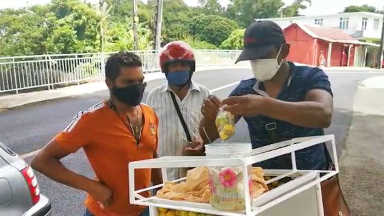 A St-Pierre - Manoj, marchand de goyaves de Chine : «Mo pe bizin trase pou mo kapav manze…»