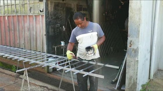 Vie d'artisan sous le confinement : forgeron depuis 30 ans, Pierre Shibchurn continue à battre le fer