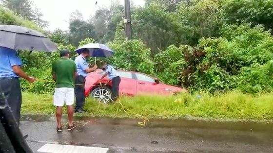 Une voiture fait une sortie de route à Wooton