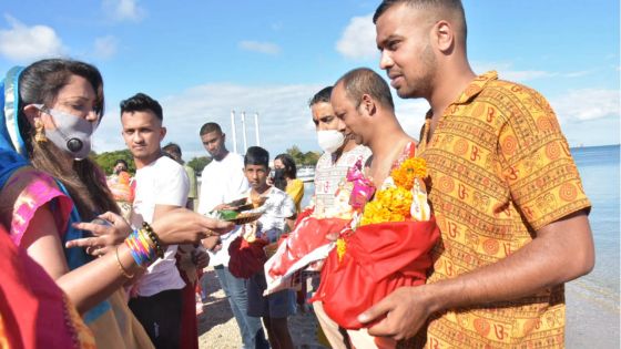 Ganesh Chaturthi : les fidèles en route pour l’immersion des statuettes