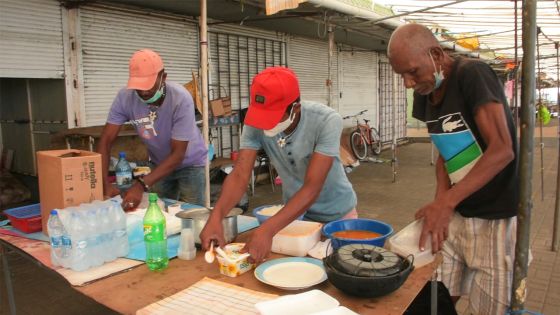 Mahébourg : Des SDF préparent et partagent des repas avec d’autres sans-abri