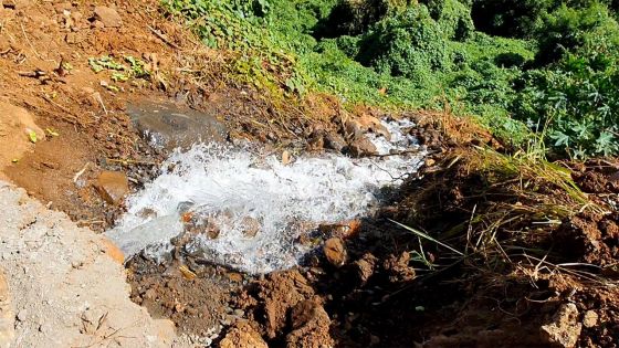 Pendant le confinement : une eau abondante se met à jaillir 'miraculeusement' d’une falaise à Pailles