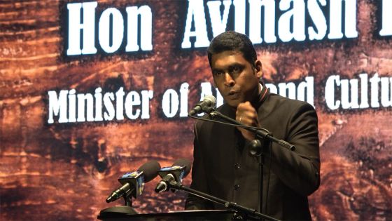 «Marse komie ou anvi marse, nou ena enn larout a fer, larout travay», dit le ministre Teeluck