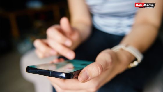 Vidéo montrant un enfant en bas âge en présence de deux adultes semblant consommer des substances illicites : la police ouvre une enquête  