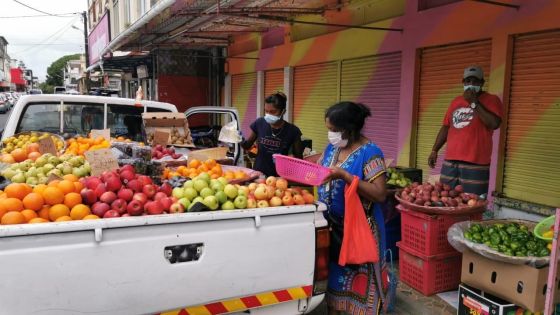 Solidarité par temps de confinement : un propriétaire de magasin vient en aide à un marchand de fruits
