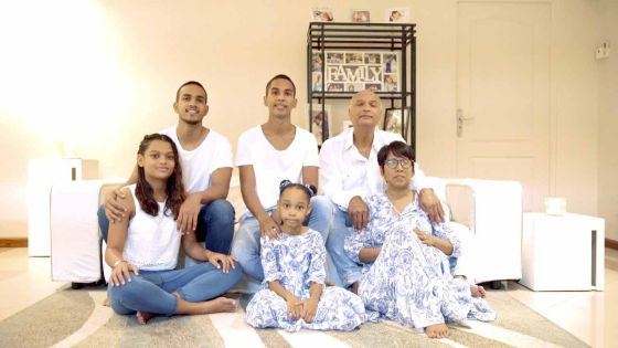 En plein confinement, une famille partage un chant d'espoir 
