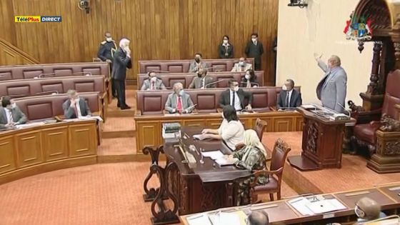 Parlement : Bérenger « ordered out » et « named »