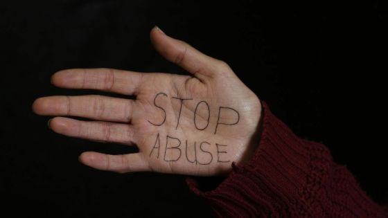 Maltraitance alléguée : deux enfants dorment sur des cartons