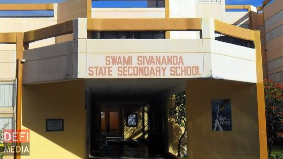 Swami-Sivananda SSS : Deux collégiennes font l'école buissonnière à Flic-en-Flac