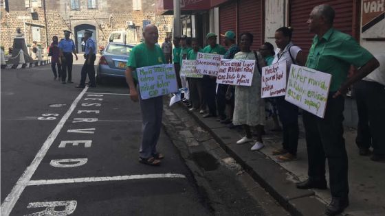 Les Verts fraternels manifestent contre le festival «Porlwi by Light»