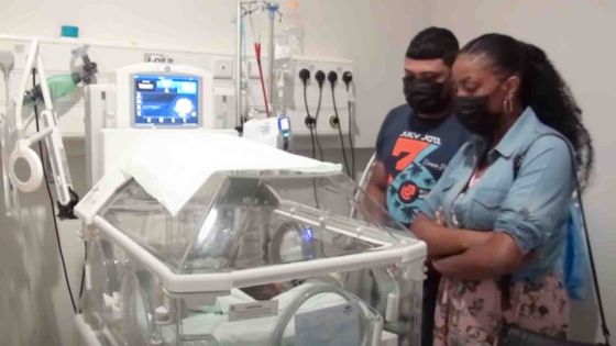 Né les intestins hors du corps : Maël, 6 semaines, a besoin de vous