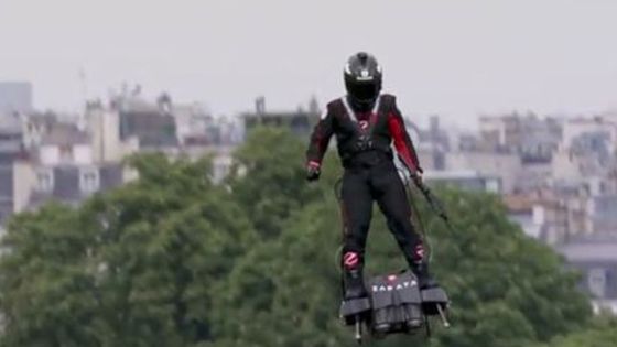 4 Minutes aux 4 Coins du Monde : Paris, un «homme volant» fait sensation hier au Défilé du 14 juillet sur les Champs-Elysées