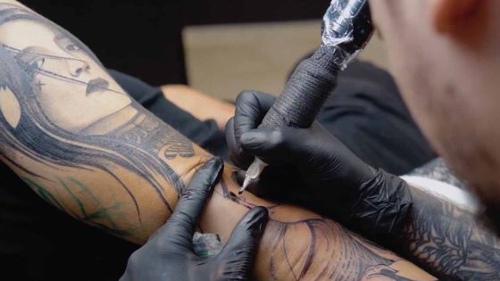Des policiers s’élèvent contre l’obligation d’enlever leur tatouage