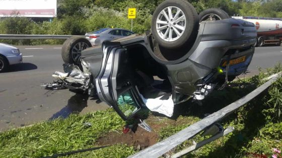 Réduit : une voiture s’écrase contre la barrière de sécurité et finit les quatre roues en l’air 
