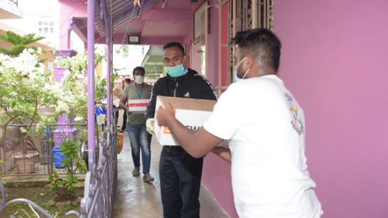 [En images] Don de vivres par des bénévoles dans la capitale 