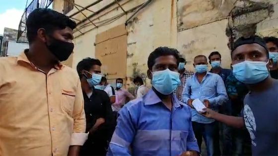 Mauvaises conditions de travail : des travailleurs indiens et bangladais manifestent 