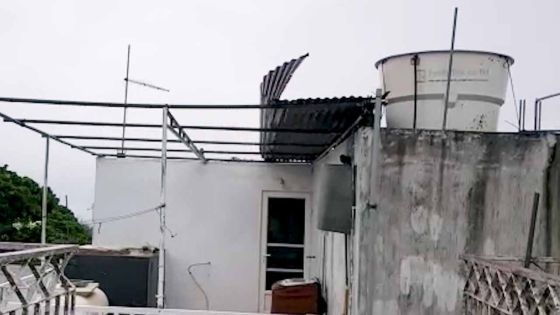 Tempête Calvinia - Á Rose-Hill, une feuille de tôle mal fixée risque de s'envoler ; attention danger !