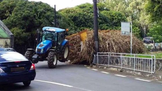 Grande-Rosalie : un tracteur avec une remorque se renverse, la circulation perturbée 