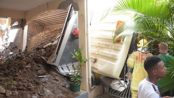 Un camion termine sa course contre la façade d'une maison : «Liti kapav touy mwa, mo ti zanfan ek mo bolom»