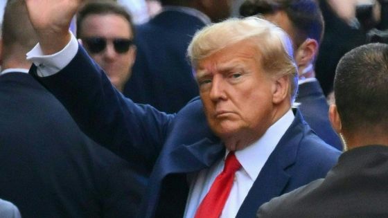 Inculpé, Trump dénonce une insulte à la nation devant ses partisans