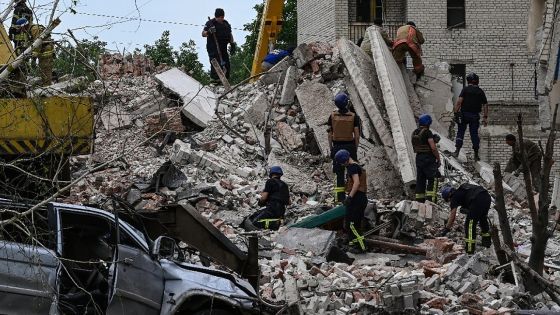 Ukraine: au moins 15 morts dans une frappe sur un immeuble dans l'Est