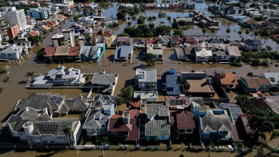 Inondations au Brésil : déjà 100 morts, la pluie interrompt les évacuations