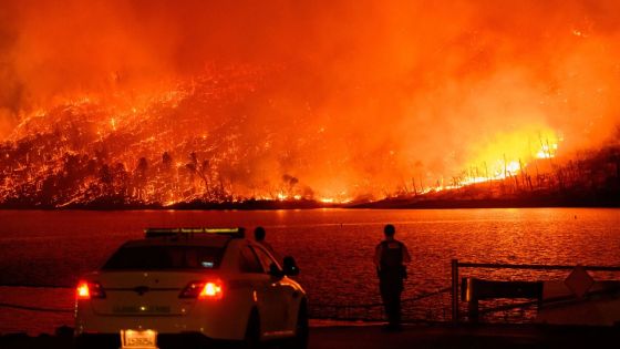Des milliers de Californiens fuient un violent incendie sur fond de canicule