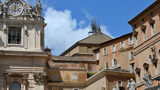 Fumée noire au Vatican, pas de pape à midi le deuxième jour de conclave