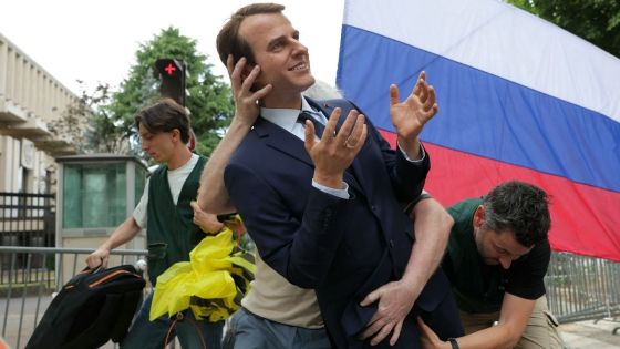 France : une statue de Macron volée, puis déposée par Greenpeace devant l'ambassade de Russie
