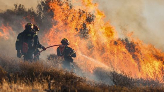Grèce : évacuations des habitants et touristes en Crète en raison d'un violent incendie
