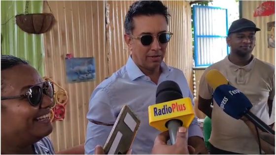 Dans la zone de squatters à Bois-Marchand, Shakeel Mohamed promet des solutions concrètes