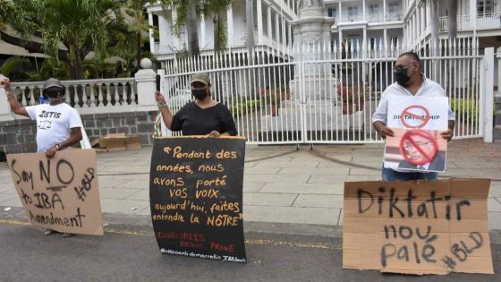IBA Act : manif contre les amendements proposés devant la Government House