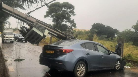 Baie-du-Tombeau : un pylône électrique s’effondre sur une voiture