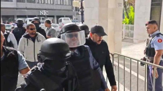 [En images] Ashik Jagai, sourire aux lèvres, sous forte escorte policière pour une comparution éclair