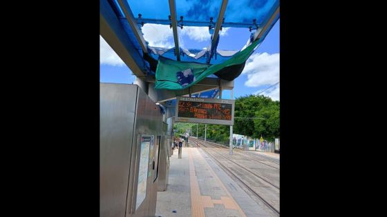 À la station St-Louis : attention à un panneau de vitre endommagé !