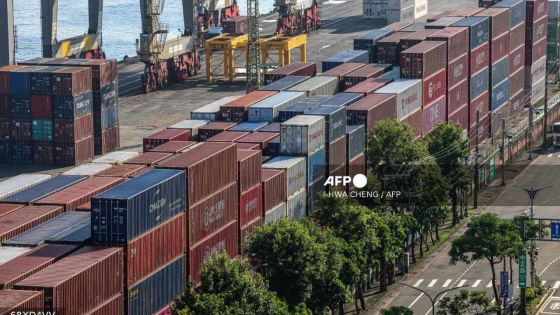 Les droits de douane américains supplémentaires entrent en vigueur pour des dizaines d'économies