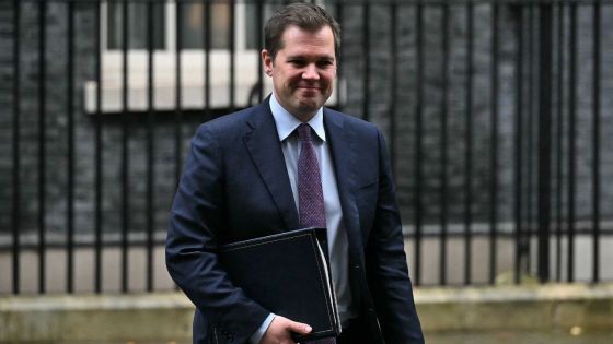 Le ministre de l'Immigration britannique démissionne, Rishi Sunak sous pression