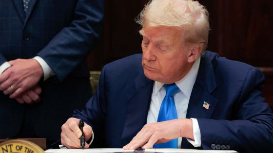 Trump annonce de nouveaux droits de douane, dont 100% pour les médicaments