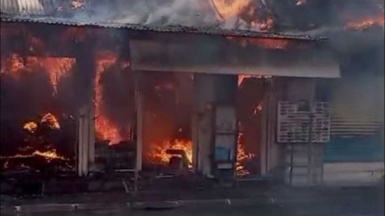 Mahébourg : un bâtiment colonial centenaire ravagé par les flammes